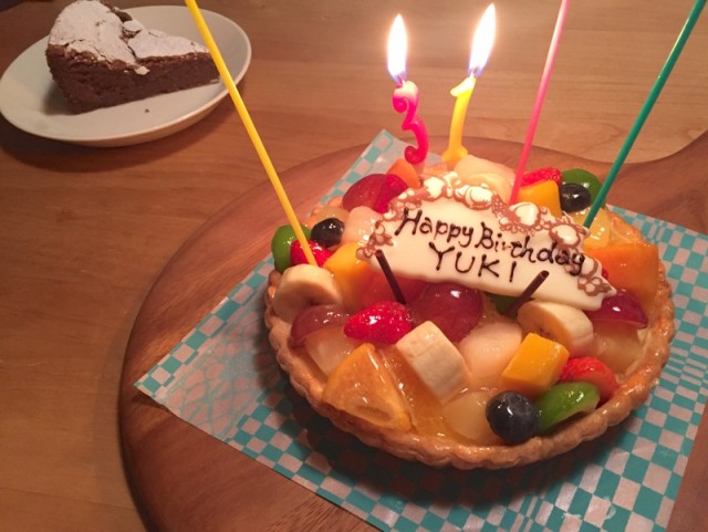 本日より販売「黒豆ショコラ」 本日は和の食材「黒豆」を使ったタルトをご紹介します。こちらはクラシックショコラ生地にふっくらと煮た黒豆に混ぜ、しっとりと焼き上げたケーキです。このケーキは和をテーマに開発しましたが、甘みを引き立てるため、またほんのり