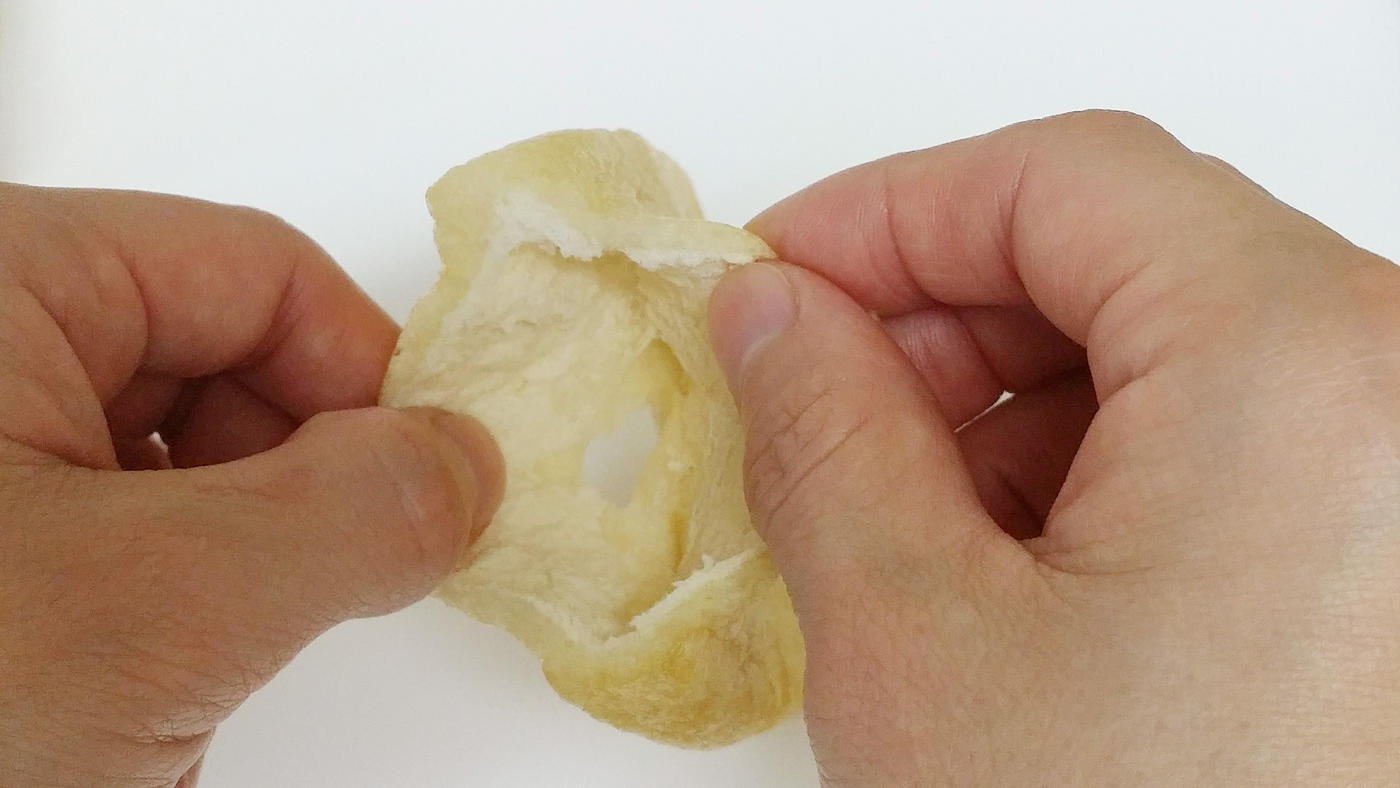 油揚げの開き方！袋状にきれいに開くには箸を押し当てて転がす。やまでら くみこ のレシピ