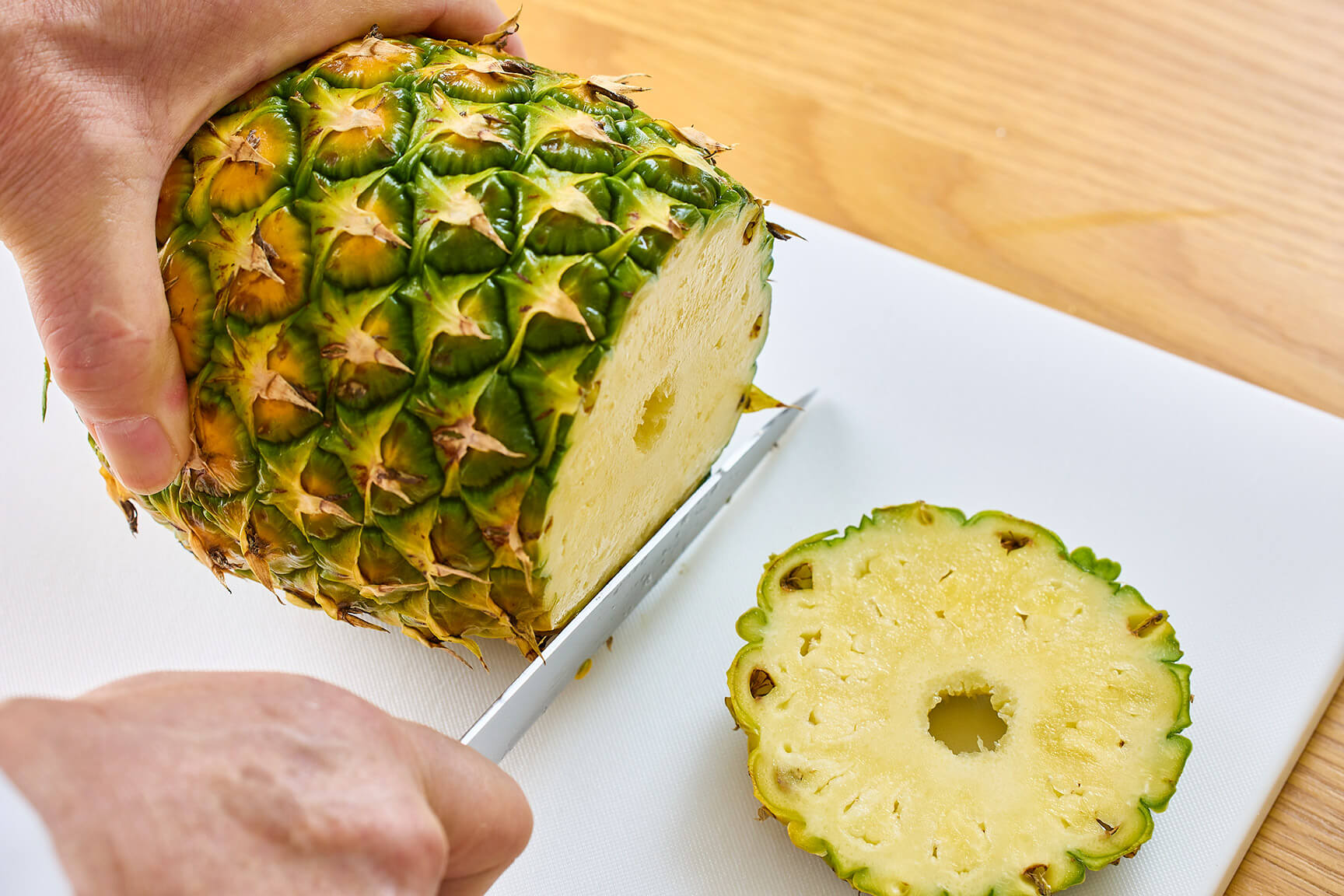 熱帯地域に住む人のパイナップルの正しい切り方 - ブログ生成AIを活用したSaaSサービス提供企業