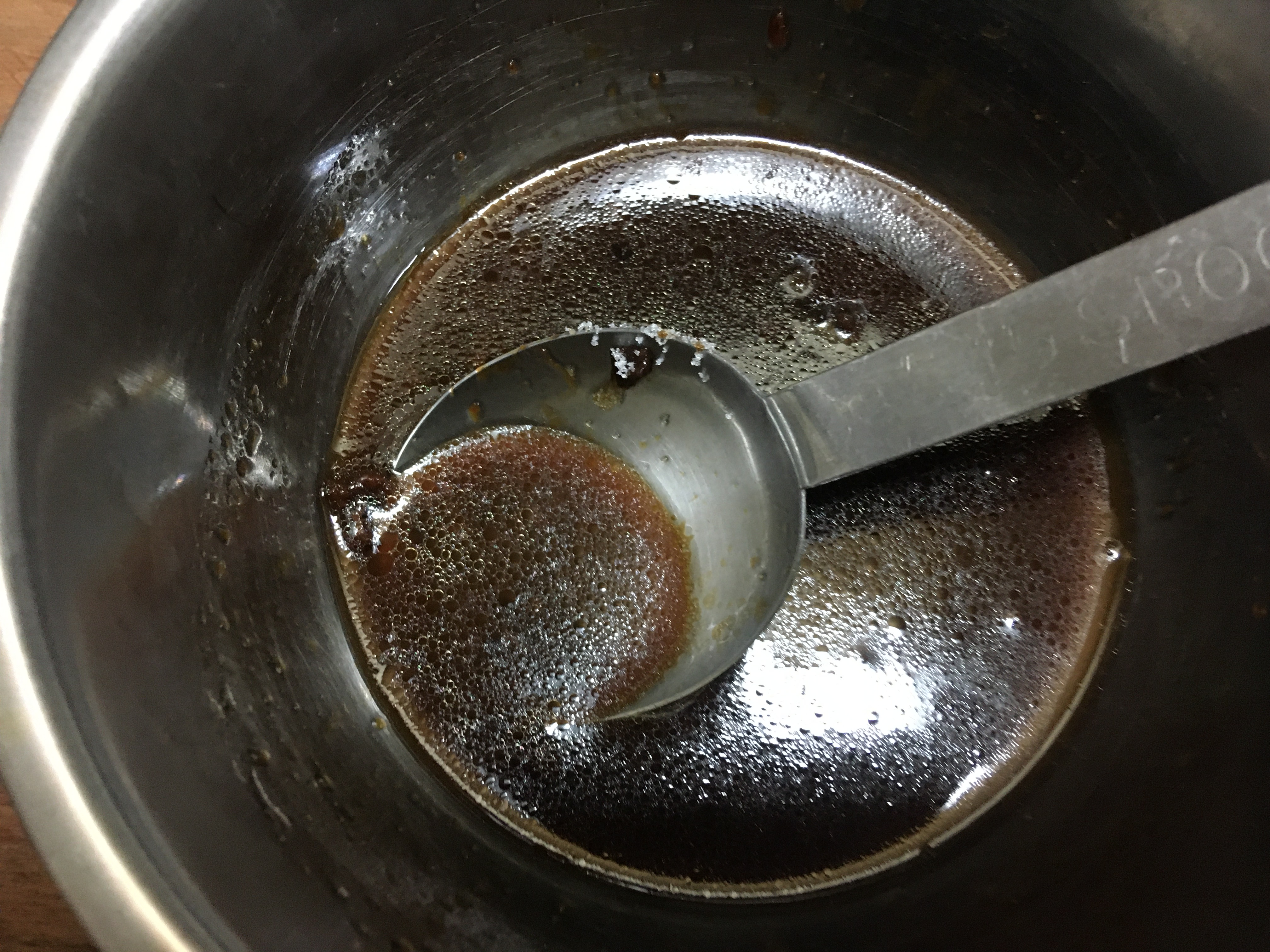 ネギ味噌だれカオマンガイナンプラー不要！炊飯器に入れてスイッチを押すだけで完成！サラダを添えれば、お店に出てくるようなワンプレートのできあがりです🌱酸味とコクのあるネギ味噌だれは、蒸し鶏や蒸し野菜にかけても美味しいです❁ ♪ ♪ □詳しい