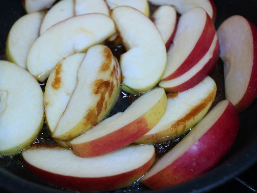 旬の りんご 。そのまま食べてももちろん美味しいですが、 コンポート にして冷凍しておくと、 アップルパイ などの スイーツにも使えて便利です。サイダーで煮ることで、スッキリした甘さに。甘味が足りない場合は、お好みで砂糖を加えて煮てください。シナモンやラム酒