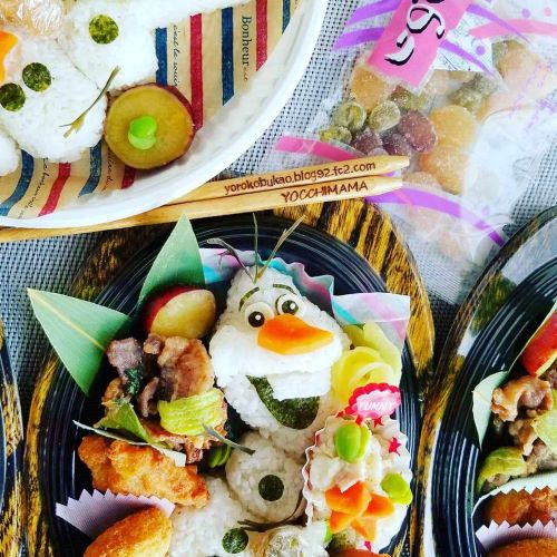 オラフ のお弁当材料ごはん 適量 スライスチーズ １枚 のり 少々 茹で人参 少々 おやつ昆布 ２～３本 乾燥パスタ １本作り方１．ご飯を頭、体×２、足×２をラップに包んで握ります。 体上、足は小さめですが厚みは付けて握らないと埋もれてしまうので注意。 ２