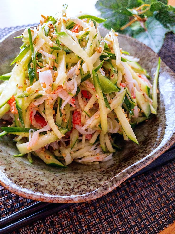 さっぱりした副菜がほしい時に♪フルーティーな酸味の『きゅうりとカニカマのりんご酢和え』のレシピ・作り方 - ちょこっと学べるレシピサイト『なるほど食堂』