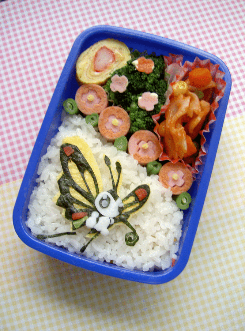 息子へのキャラ弁今日は息子の遠足でした☀️ 秋らしい綺麗な秋晴れの日に遠足だなんてついてるね👍️🍱 さすが晴れ男👦☀️ 久々のキャラ弁 はポケモンのルカリオでした😄 おかずは、飾り卵、野菜たっぷり麻婆春雨、ふかし、ウィンナ－🐣 仲良しのお友達と一緒に楽しく