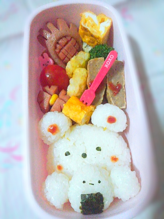 すみっコぐらし弁当 だいぶかまぼことソーセージに助けられてるすみっコ弁当💗昨日の遠足の疲れが残ってぐったりな母ですが、子どもたちはさすがの体力。絶好調で🤣創作意欲に溢れて、スケッチブックで絵を一枚ずつ仕上げてから登園しました🖍朝からその集中力だせるの