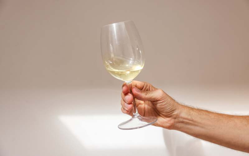 意外と正解率が低い「ワイングラスの正しい持ち方」 良識検定MEN'S EX ONLINE