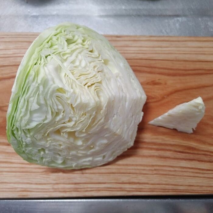 まるごとキャベツの目からウロコな切り方 千切りがラク!白くて固い芯を簡単に分けられる!便利な冷凍&冷蔵ストック作り。ゆるっとぴたっと