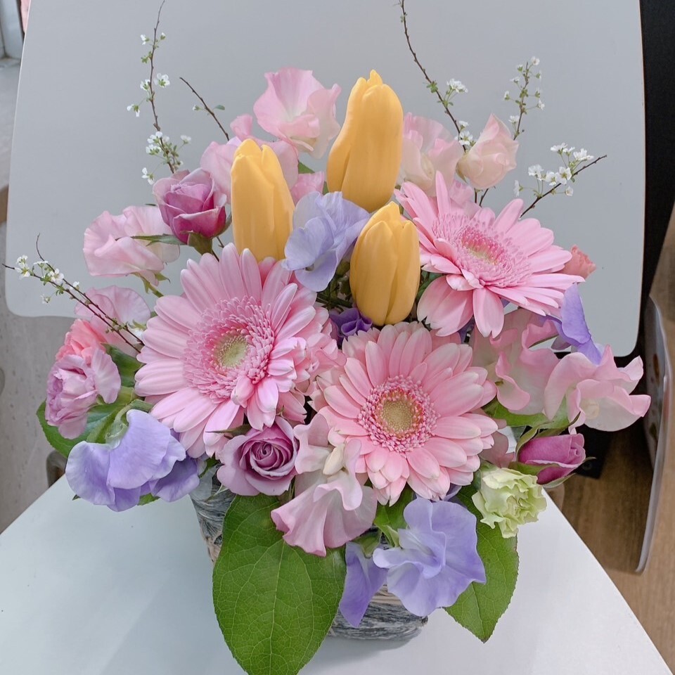 季節のお任せ花束＜かわいいパステル系＞「フローラル はなじん」 イーフローラ フラワーギフトや花の宅配、送料無料も多数