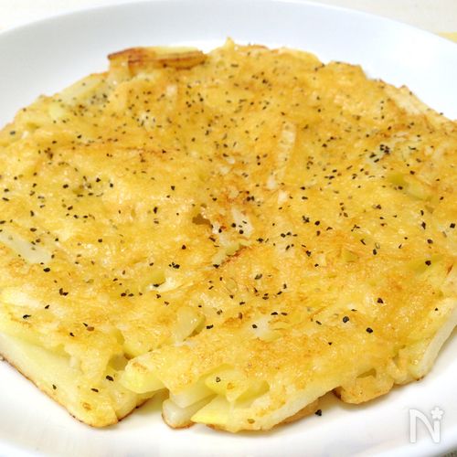 じゃがいも1個残ってない？これ作ってみて「じゃがいものチーズ焼き」じゃがいもチーズポテトおつまみおやつtiktokレシピ料理動画デリッシュキッチンDELISHKITCHEN 詳しくはデリッシュキッチンアプリで「じゃがいものチーズ焼き」と検索🔍 ■材料2人分・じゃがいも1個 150g・ピザ用チーズ70g ☆調味料 ・片栗粉大さじ1