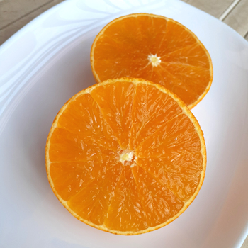 オレンジのくし切りをマスター!正しい切り方 - macaroni