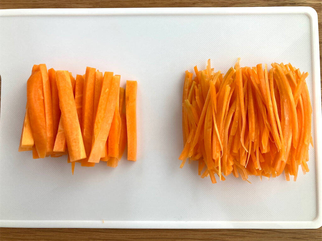 千切りの４つのコツを解説！ 「野菜の千切り」完全攻略法！ 野菜を切る が確実に上手くなる方法 ３ なんだかメシマズなので、料理上手に習ってみた！ 美容メディアVOCE ヴォーチェ