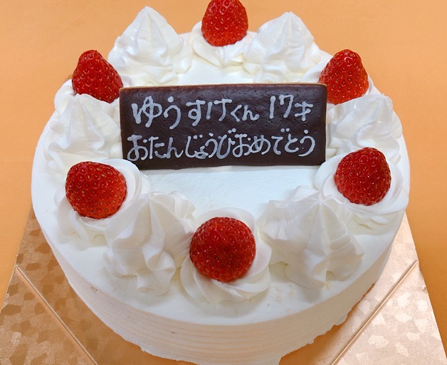 誕生日ケーキのアレンジが映える、生クリームだけのケーキ＆クリームをきれいに塗るコツを紹介！誕生日プレゼント BIRTHDAYS誕生日ポータルONE BIRTHDAYS