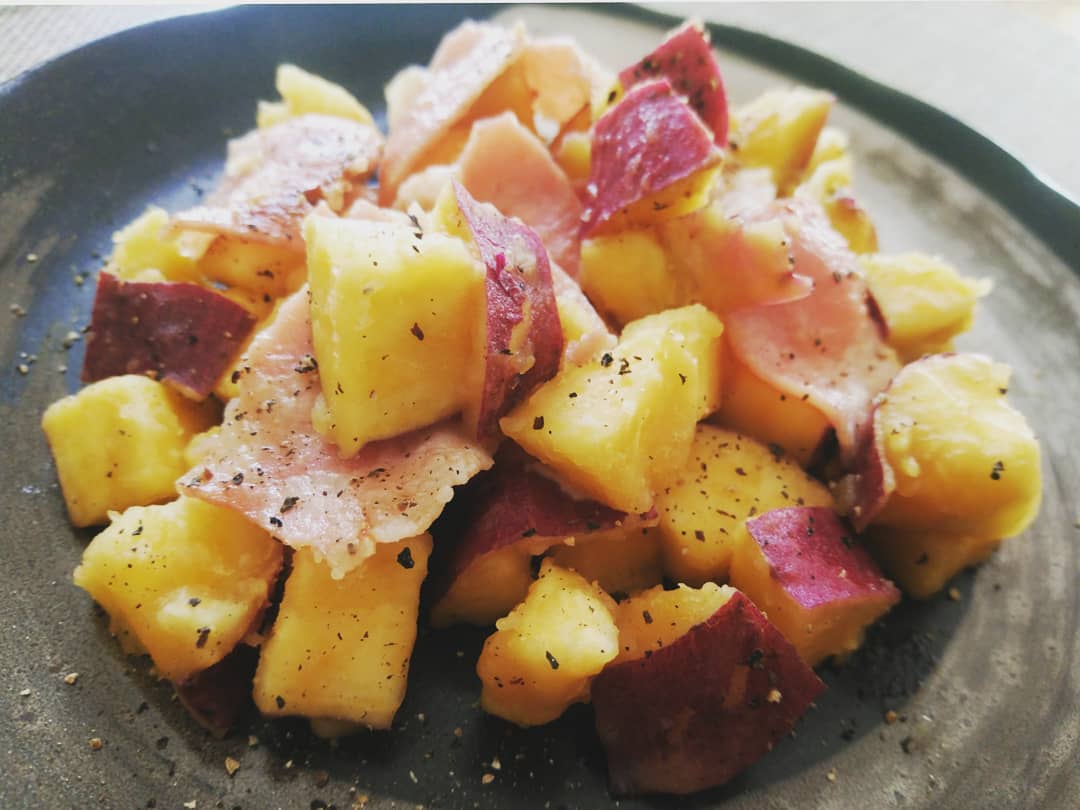 さつまいもごはん 今の季節にぴったりなさつまいもご飯🍠おかずのレパートリー豊かで是非参考にしたいですね◎ 他の投稿もチェック✓→ @cook365_作ってみたい！と思ったら「🍁」をコメントしてね🥢 今回は @saorinco0925 さんの投稿をご紹介します✨ ーーーーーー 朝