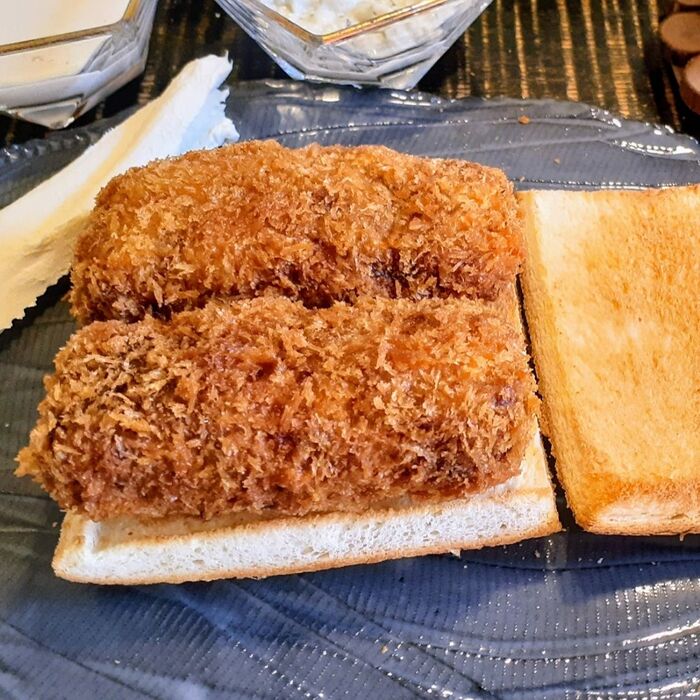 食パンにピッタリサイズの美味しいメンチカツサンド!どこを食べても肉厚ジューシーメンチカツ