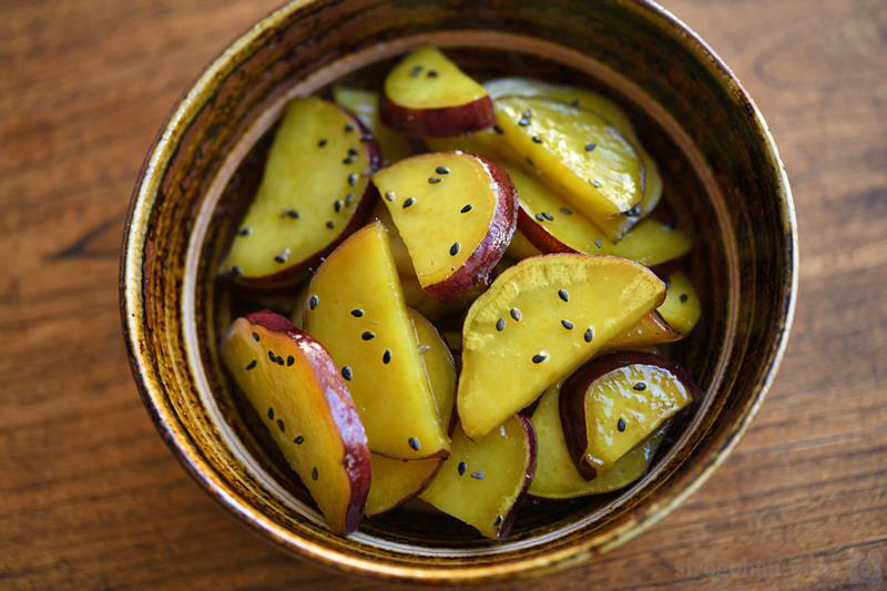 レシピはこちら↓↓@mari_no_recipe 今回は、さつまいもの塩きんぴら さつまいもの美味しい季節 塩を使うシンプルな味付けであと引く美味しさ😋仕上げにバターの風味を追加したらまちがいない！ ぜひ保存して作ってみてください 過去の投稿→@mari_no_recipe