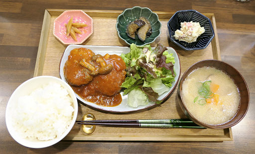 煮込みハンバーグ