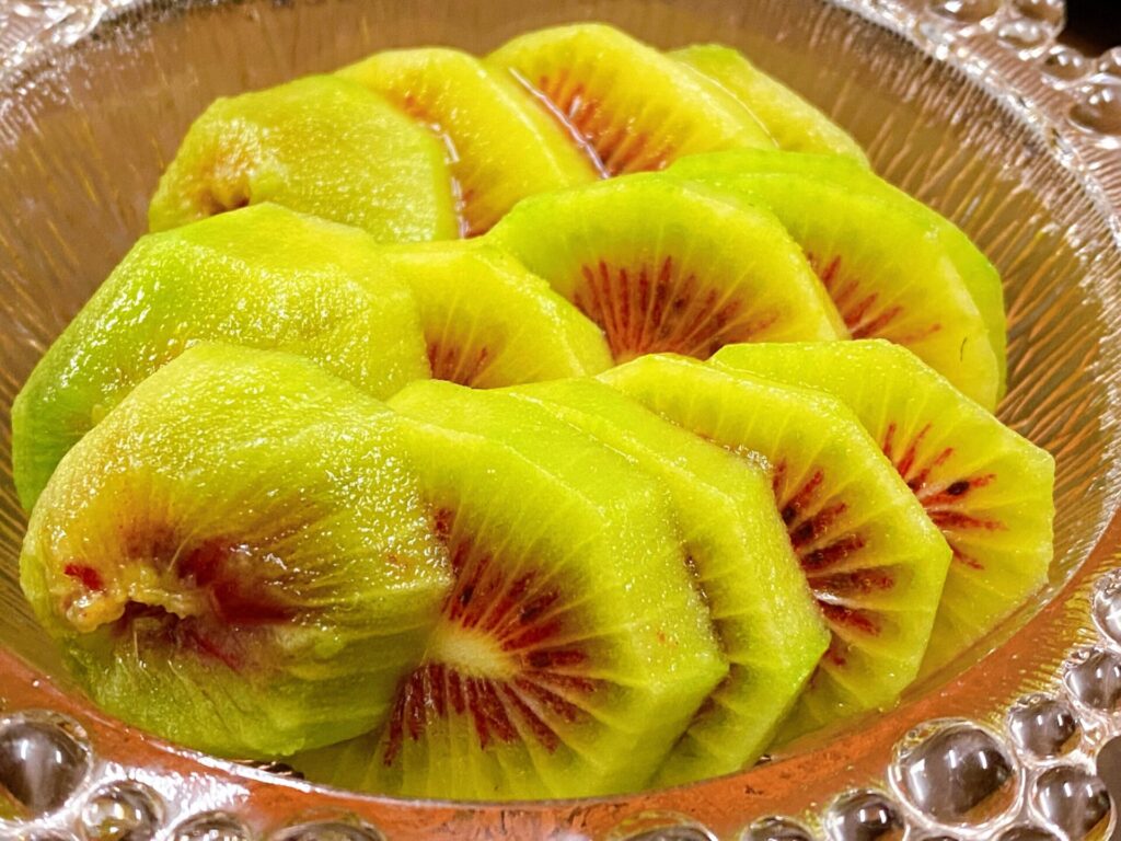 見たことある？「赤いキウイ」は超優秀！緑や黄色のキウイとの“圧倒的な違い”と“2つの弱点” « 女子SPA