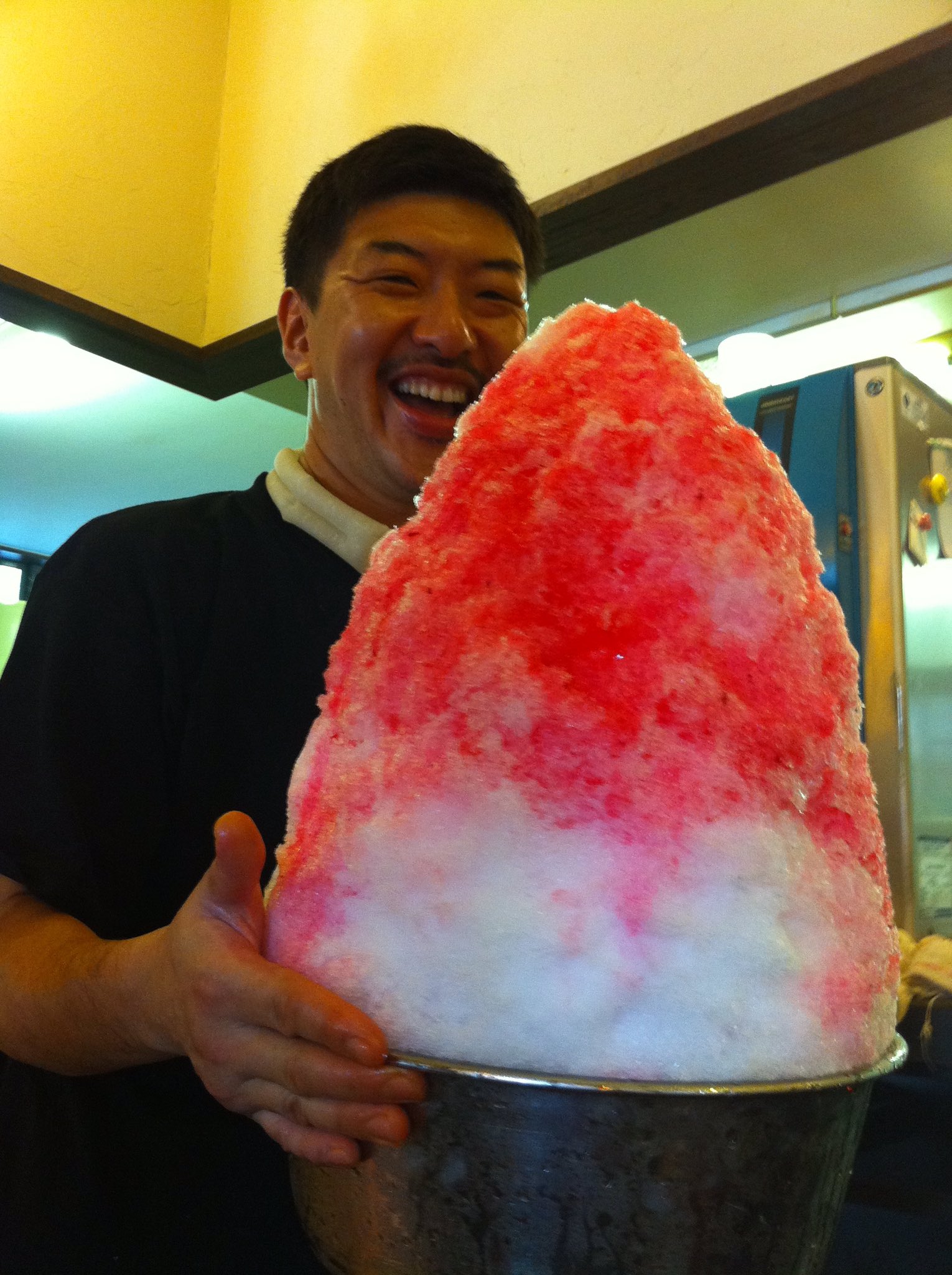 仲間を引き連れて超巨大かき氷を食べに来た