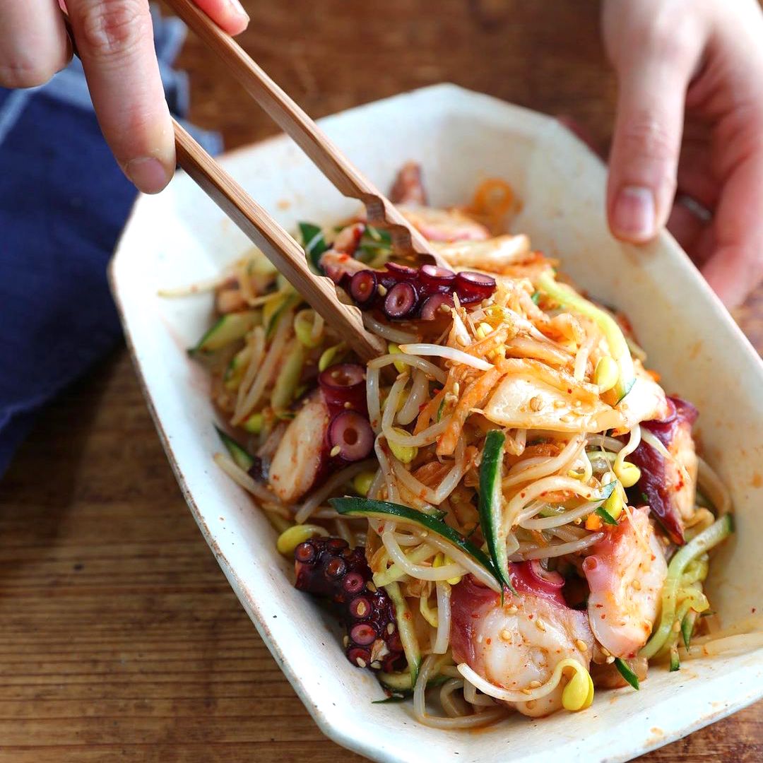 夜ご飯 📝 献立 ＊サムギョプサル ＊中華卵スープ ＊ほうれん草と人参ナムル ＊ネギ塩ナムル ＊キムチ 暑い日が続いているので、 サムギョプサル食べてスタミナつけた💪 ´・_・`💪野菜もお肉もたくさん食べられるし、 サムギョプサル最高❣️ ▪︎レシピブログは