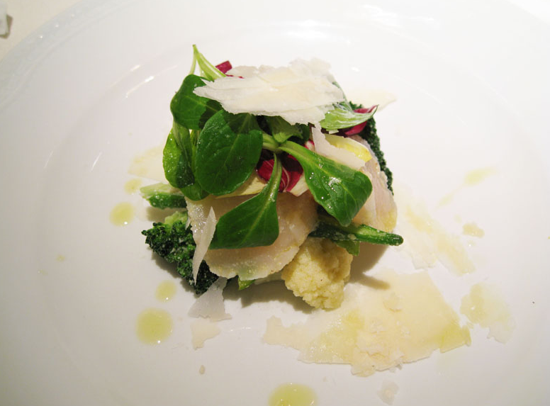 ある日のアミューズ・ブーシュ お食事のスタートの一口オードヴル天城黒豚のパテ・ド・カンパーニュ函南町産チョウザメのタルタルとキャビアのタルトレット 天城黒豚のリエットを挟んだシュー ぜひ冷えたシャンパーニュとお楽しみ頂きたいです😊sumisumigotemba