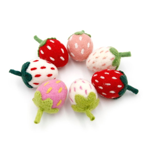 ☆定番☆ ふわふわまるごと苺_赤素材・苺・フェルト・インテリア・手作りiichi日々の暮らしを心地よくするハンドメイドやアンティークのマーケットプレイス