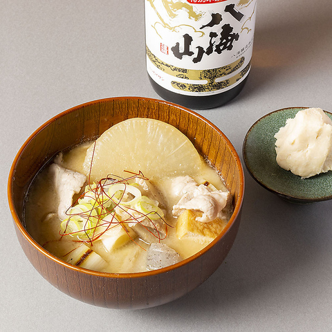 Wataru Otsuka. 🍜食堂 本田屋🍜 餃子ライス 特盛り + シュウマイ😋 . 新発田駅前の大人気店‼️看板メニューは、なんと言っても通常サイズの 2倍くらいある餃子とシュウマイ👏😲👏 具がたっぷり入ってボリューム満点🙌💯💮特性の餃子のタレが付いてくるけど やっぱり