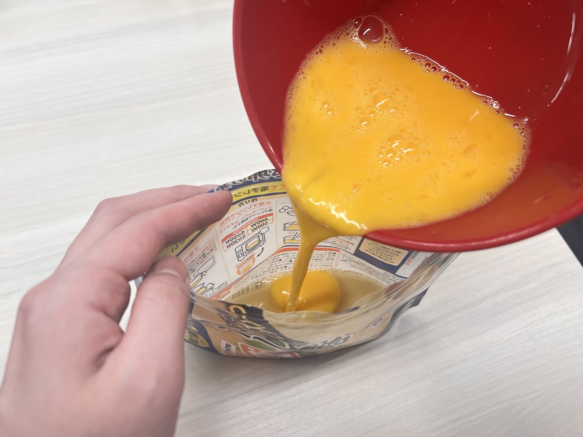 ☆おうちごはん ◯鮭の塩焼き ◯だし巻き卵 ◯きんぴらごぼう ◯トマト ◯ブロッコリー胡麻和え ◯牛すじ煮込み ◯豚汁 ◯白米 ◯いちご ほっこり落ち着く和定食🍚✨ なんだかんだでやっぱりこういう 和食の献立が落ち着く♡ 定番のだし巻き卵は、 今回はレンジで