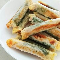 超簡単おつまみ餃子の皮ピザはシラスと魚肉ソーセージ ヴェルディッキオのミネラルるもわ脛 すね