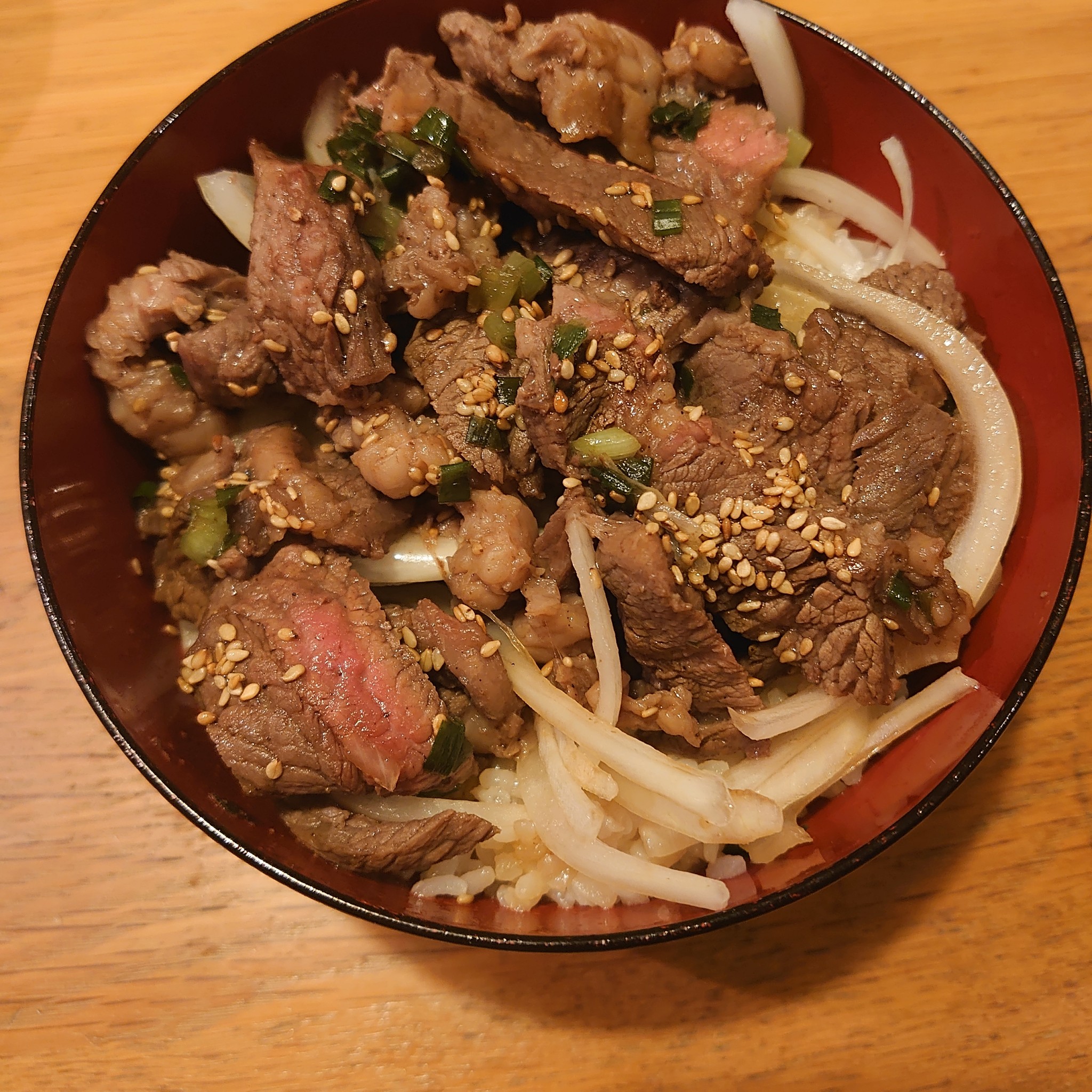 ローストビーフ丼、盛り付けも綺麗で美味！』by みっふぃー☆ : りょぞぶふryozo beef - 干拓の里 洋食食べログ