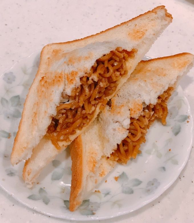 焼きそばをはさんだ食パン 写真素材6542524- フォトライブラリ