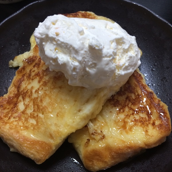 NEW ヤコネのスイーツフレンチトースト🍯 French toast アイスクリームを愛する皆さんに！✨冬にも嬉しいあったかデザートメニューのご紹介です。 しっとりふわふわに焼いた温かいフレンチトーストにミルクアイスをのせ季節のフルーツと数種類のナッツを添えました