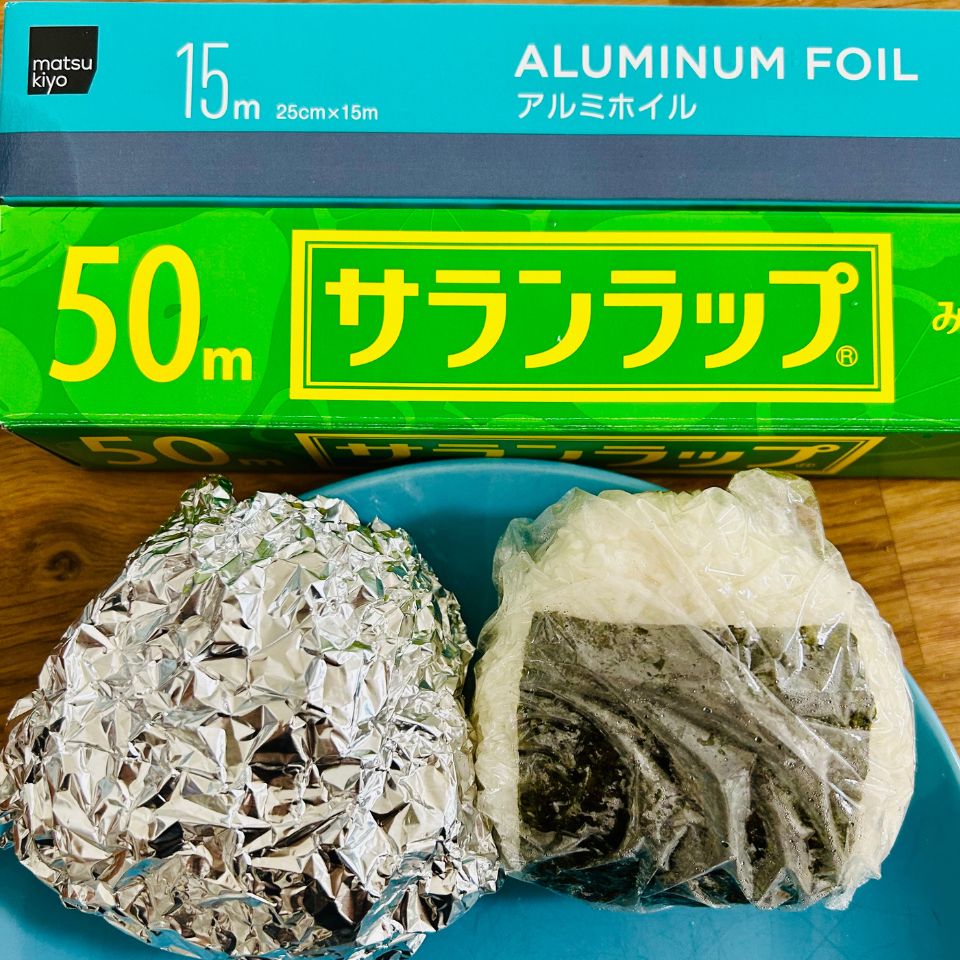 おにぎりはラップとアルミホイルどちらで包む？包み方・おいしいおにぎりの作り方を解説 - For your LIFE