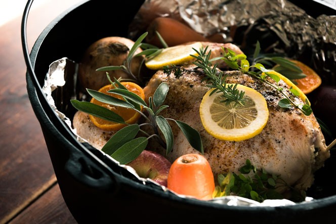 キャンプ飯の定番！ダッチオーブンで作るみんなが喜ぶ「丸鶏ローストチキン」キャンプと遊び CampTo遊 キャンユー