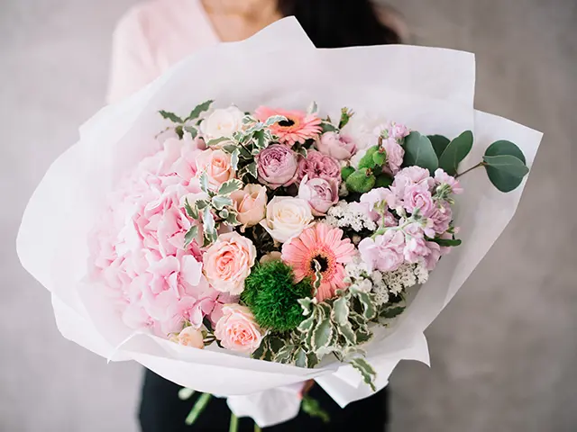 ナチュラル派花嫁が支持！クラッチブーケのデザインや持ち方は？結婚ラジオ結婚スタイルマガジン