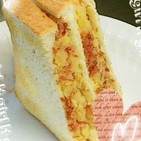 ホットサンド部です🥪 しっかり食べられるお惣菜ホットサンドのご紹介です 🥪スペイン風じゃがいもオムサンド🥪 材料 4人分 パン 8枚 じゃがいも小2個 人参 1 2本 とろけるチーズ 4枚 ハム ４枚 卵 4玉 砂糖 大さじ2 塩 少々 牛乳 大さじ2 マーガリン 適量 ねりからし