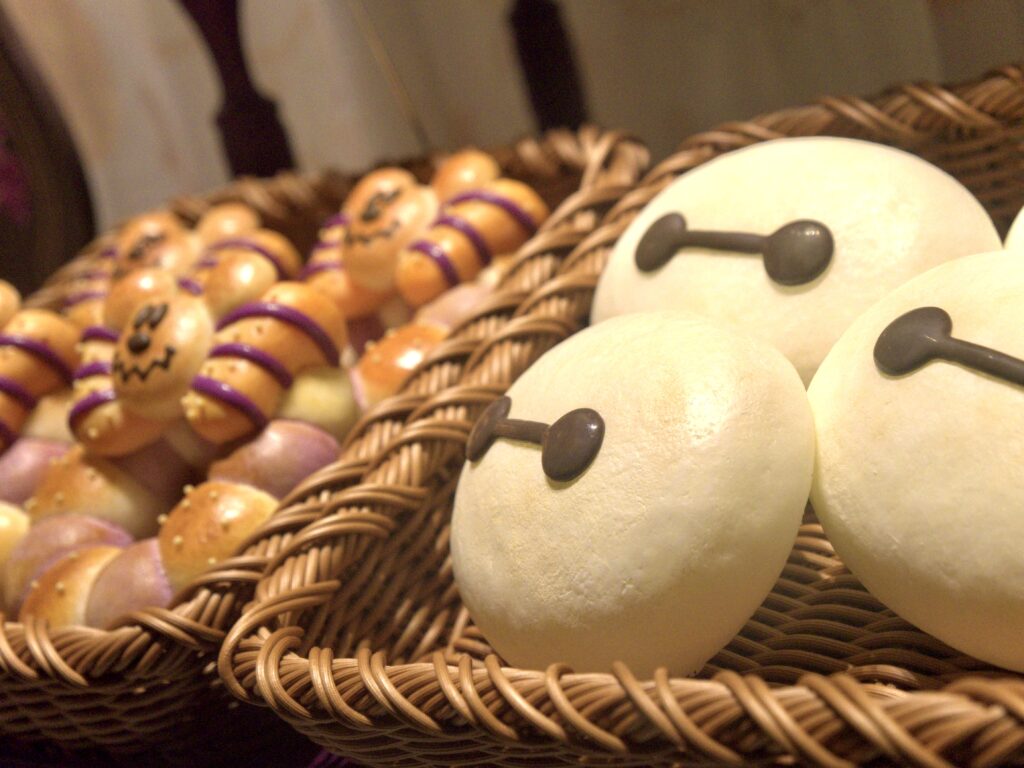 ベイマックスをモチーフにしたメニューがかわいい！東京ディズニーランド新エリアのメニューが4月8日から販売スタートるるぶ&more