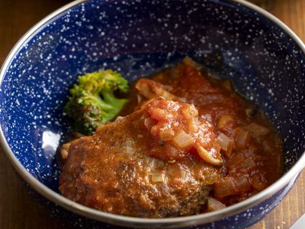 スペアリブのコーラ煮🤤 ダッチオーブンでコトコト煮込みました✨ コーラで煮込んだのになんでこんな柔らかくて美味しいんだろ🥺コーラってすごいなって思いました🔥 • •キャンプ飯camp_outdoor_jpcampzine掲載希望