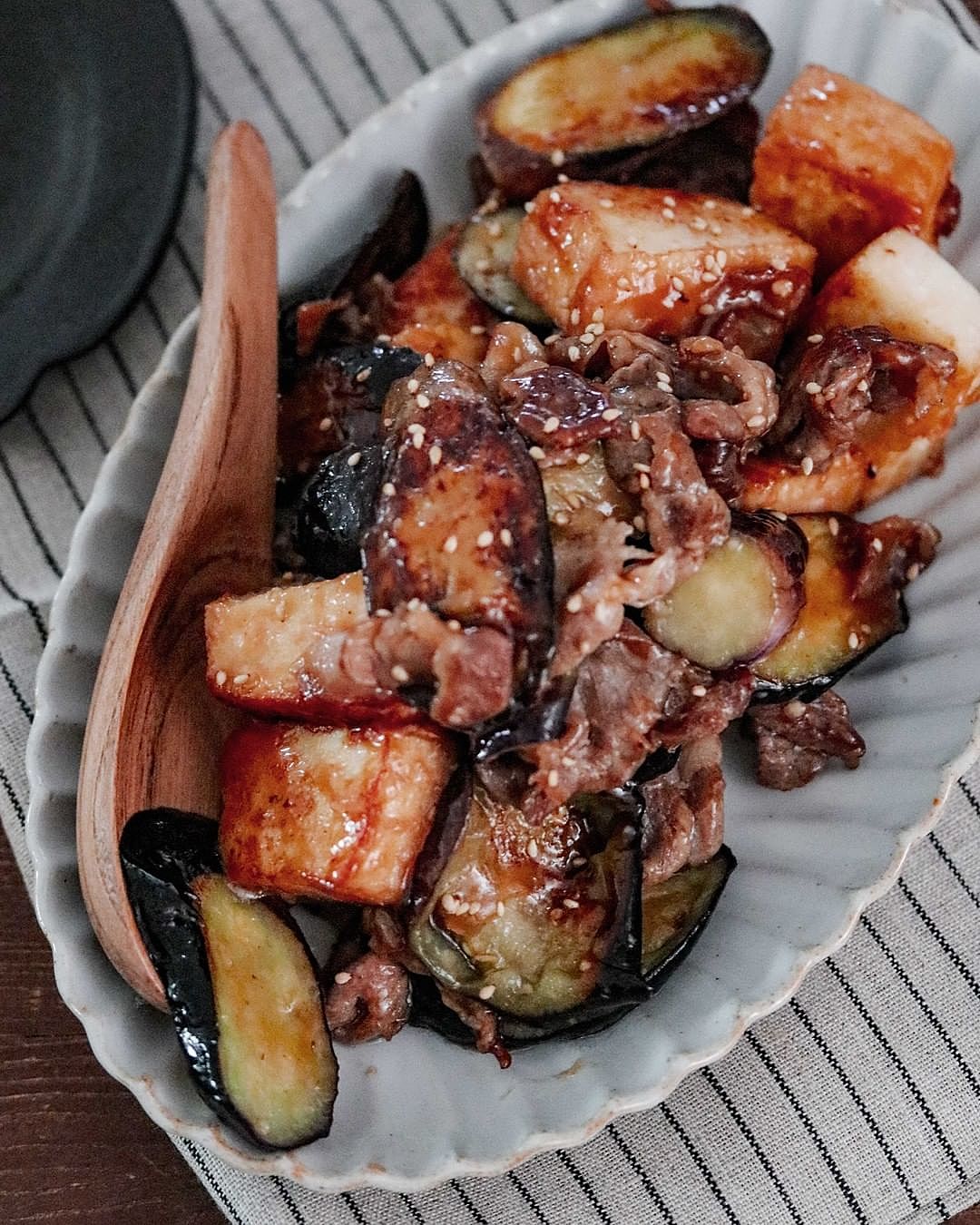 パパッと作れる！ 豚こまと厚揚げと白菜の中華炒め ごまレシピ公式 ごま油のかどや製油