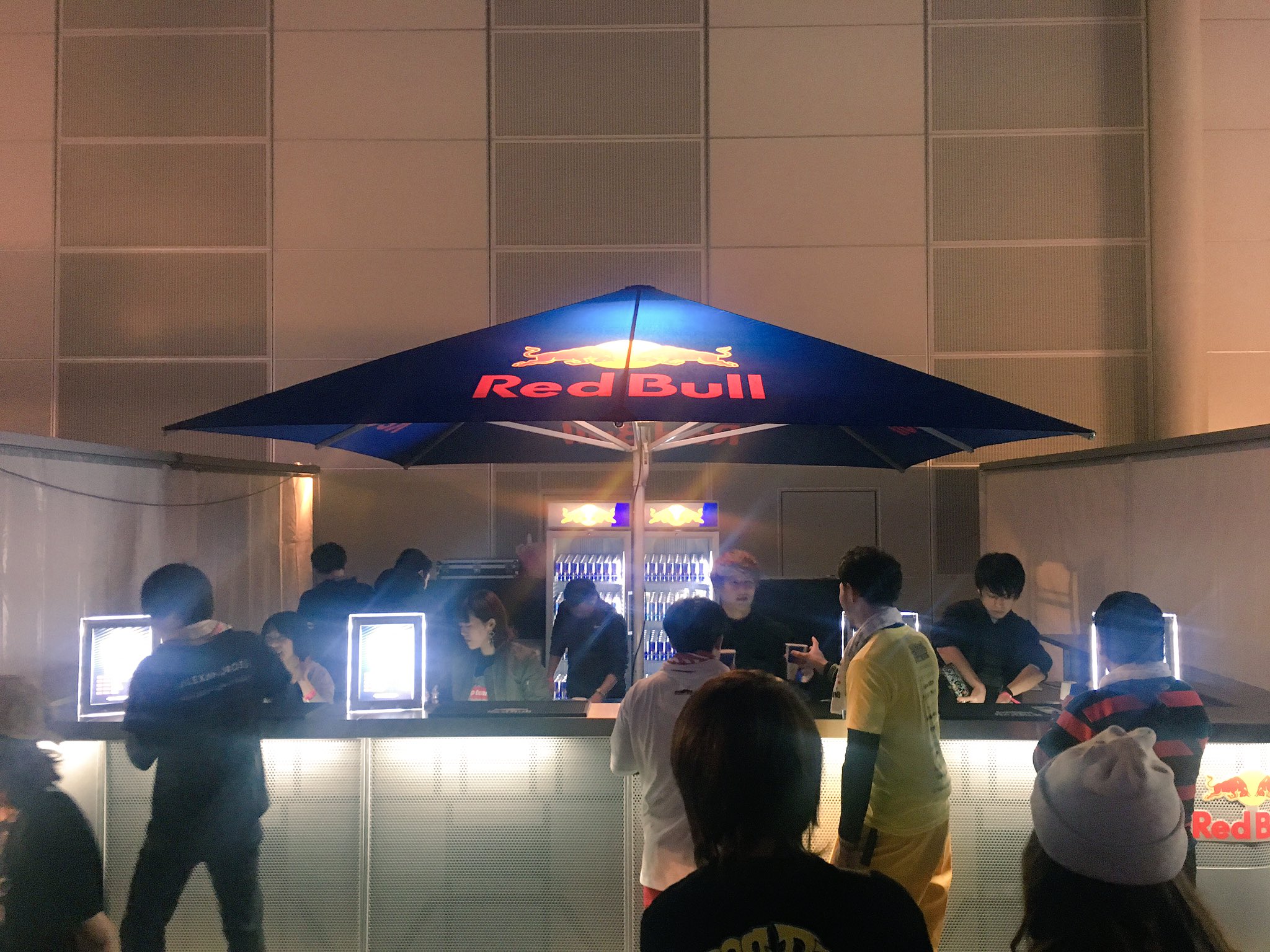 エナジーカクテル「レッドブルウォッカ」の作り方。飲み方の注意点も！ - macaroni