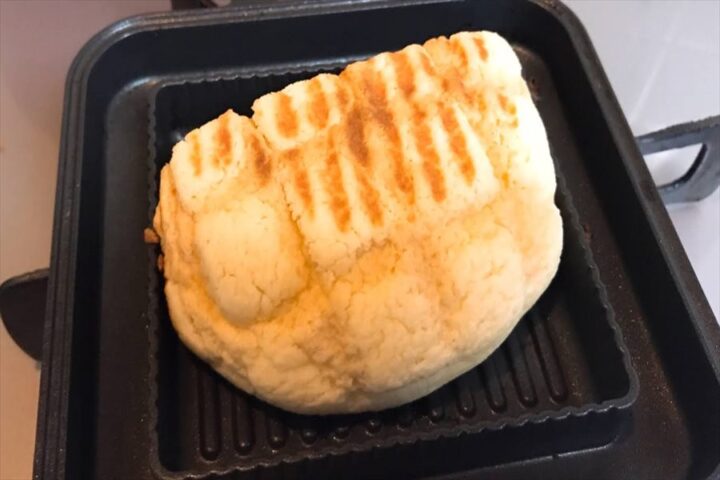 BBQ以外のかんたん激うまキャンプ飯4選! BBQはもう飽きたよ~って方におすすめします! ①アヒージョオリーブオイルに、ニンニク・マッシュルーム・シーフードミックスなどを入れて煮込むだけ! ブラックペッパーと塩も焚き火であぶったパンと一緒に食べるとめちゃ