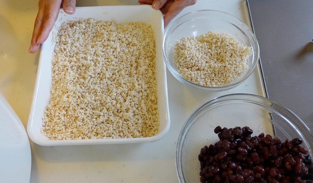 こんばんは🌇 株式会社たかた、総務のSです👩‍💼🐕 ・ 先日ヨーグルトメーカーで、発酵あんこ を作りました🥰💕作り方は、写真に文字を入れて 動画にまとめてみました〜🤗 ・使った材料・生糀：200g ・水煮の小豆🫘：230g 固形量200g※糀はたかたの生糀