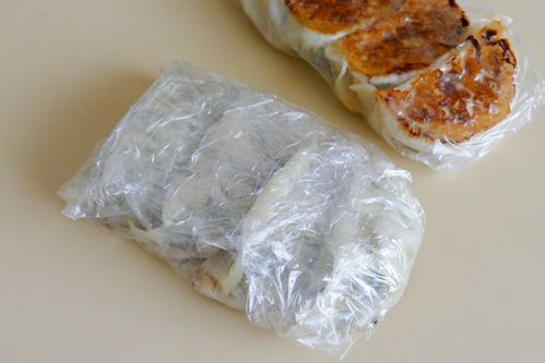 冷凍餃子の香味ソースがけ