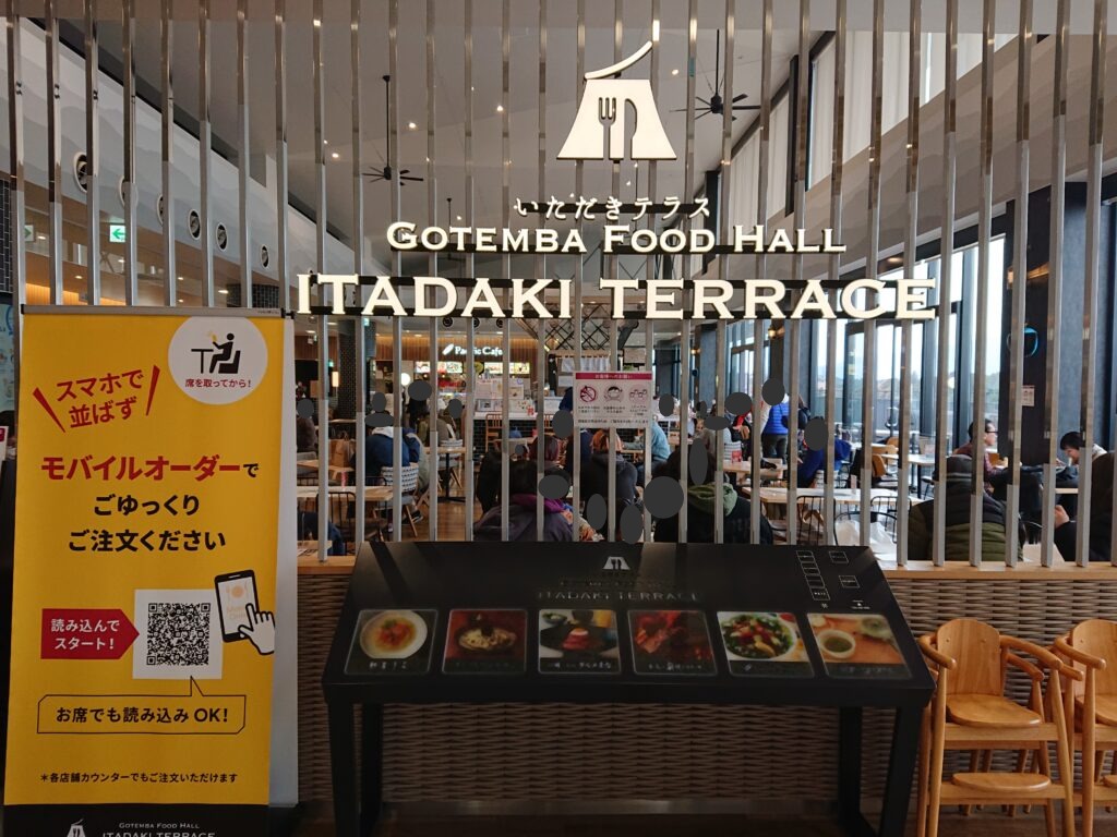 本日、新エリア「HILL SIDE」がオープンしました❗️ ファッションブランドや飲食店など88店舗が新たにオープン✨本日はあいにくの雨ですが、晴れた日はとても見晴らしが良く、綺麗な富士山を眺めながらショッピングやお食事をお楽しみいただけます🛍🎵 .営業時間・店舗