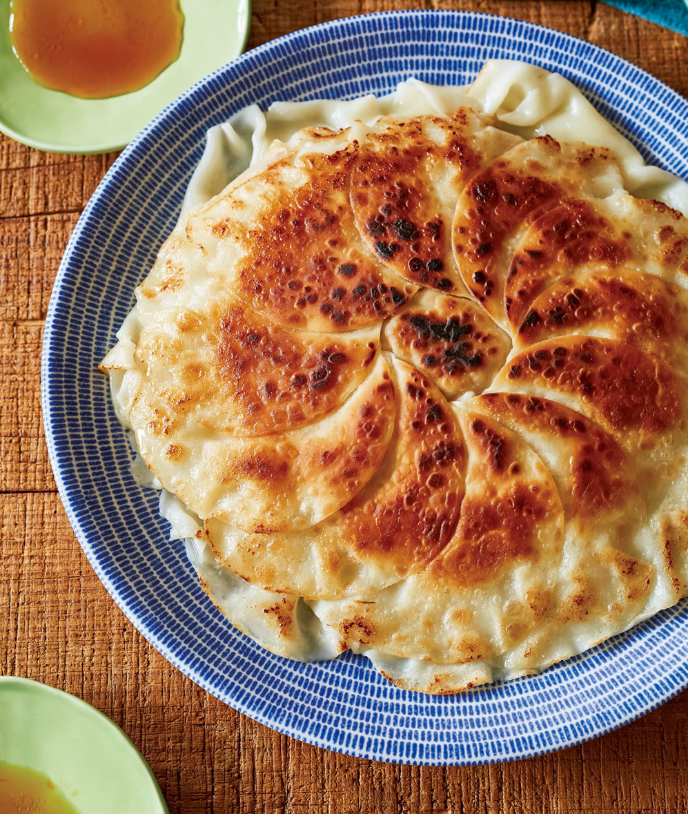 羽根つき餃子の作り方はこれでOK！ パリッと美味しい羽根の焼き方完全ガイド - ぐるなび みんなのごはん