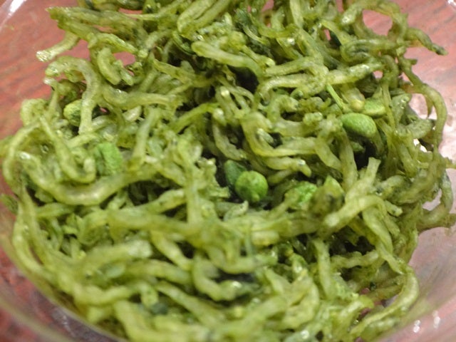 緑と黒の食べ物。白い背景に分離された果実や果実。緑と黒の色で異なる果物や果実のコラージュ。キウイ、グースベリー、ブドウ、ブラックカラント、ブラックベリー、桑。トップビュー。白い背景に様々な新鮮な夏。の写真素材・画像素材 Image 100542960