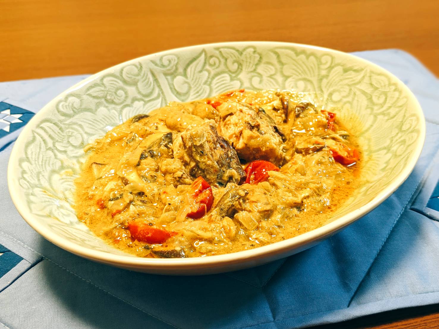 意外な隠し味で濃厚まろやか！ ピーナッツバターのポークカレー🥜🍛 * 作ってみたいと思った方は コメント欄に♡をしてね💬🫶 * 夏にはやっぱり カレーが食べたくなりますよね🌺 今回ご紹介するのはピーナッツバターを 隠し味に使い濃厚でまろやかに仕上げたレシピ