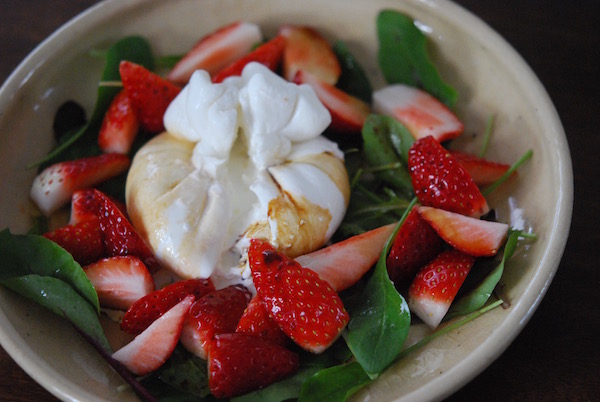 ぶどうといちじくとブッラータサラダOlive Oil Life オリーブオイルライフ