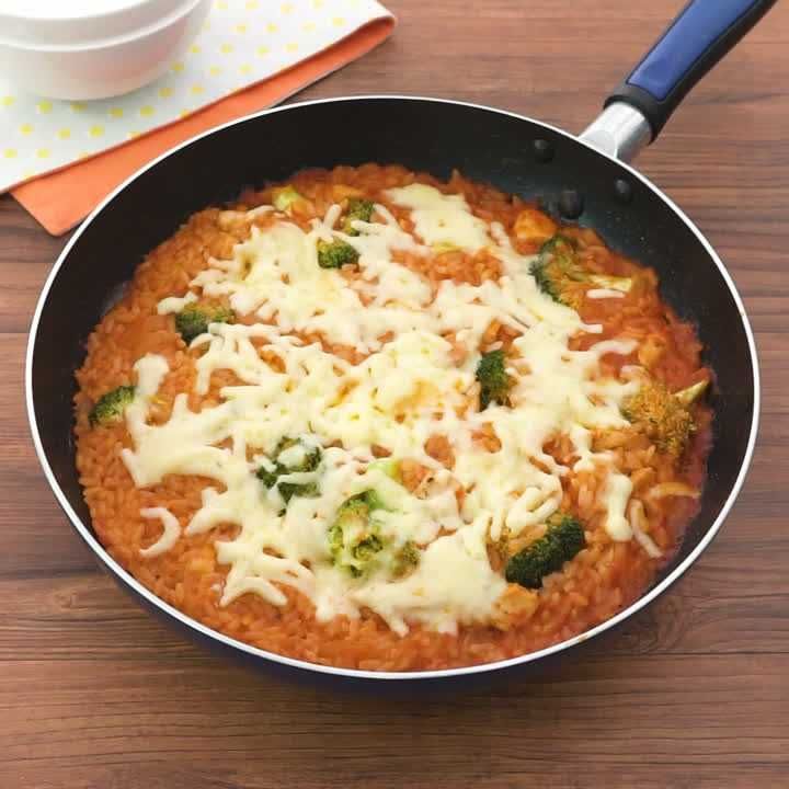 面倒なドリアがフライパン１つで！材料を切って入れるだけの簡単レシピです！ 🍽一発ドリア ◇材料◇ 2人分 米 1合 しめじ 1 2房 ベーコン3～4枚 生クリーム 100cc 牛乳 250cc 白だし 小さじ1 パスタソース 1 3 とろけるチーズ 適量 ◇作り方◇ ①米は洗って研いでおく