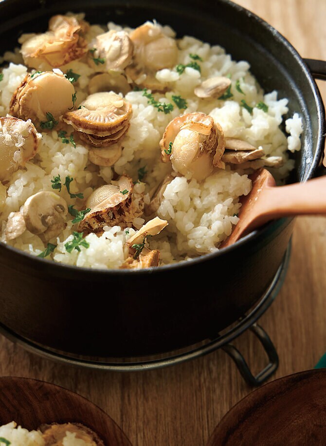 3ページ目ストウブで炊き込みご飯 ひじき×アンチョビ 唸る組み合わせ! 食卓に新風が吹くレシピ3選 お米料理研究家・しらいのりこ考案