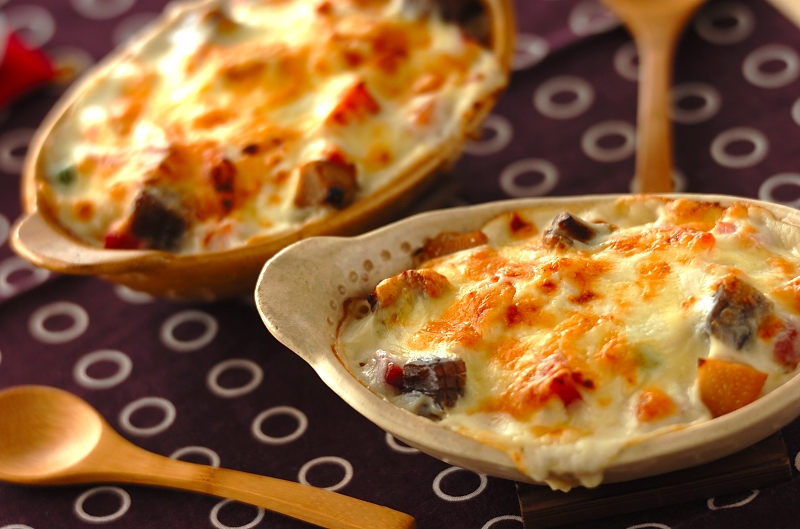 好きな日本ハムの商品をコメントで教えてください！, 好きな日本ハムのメニューを好きなだけ詰めた欲張りおせちを作ってみました😋,主役級メニューがたっぷり詰めていく様子をご覧ください👀, 日本ハムの商品で料理を作ったら、ぜひ日本ハム をつけて教えてください🎶,公式アカウントから紹介させていただくことがあります☺️,手作りごはん今日のごはん時短レシピ簡単レシピレシピ